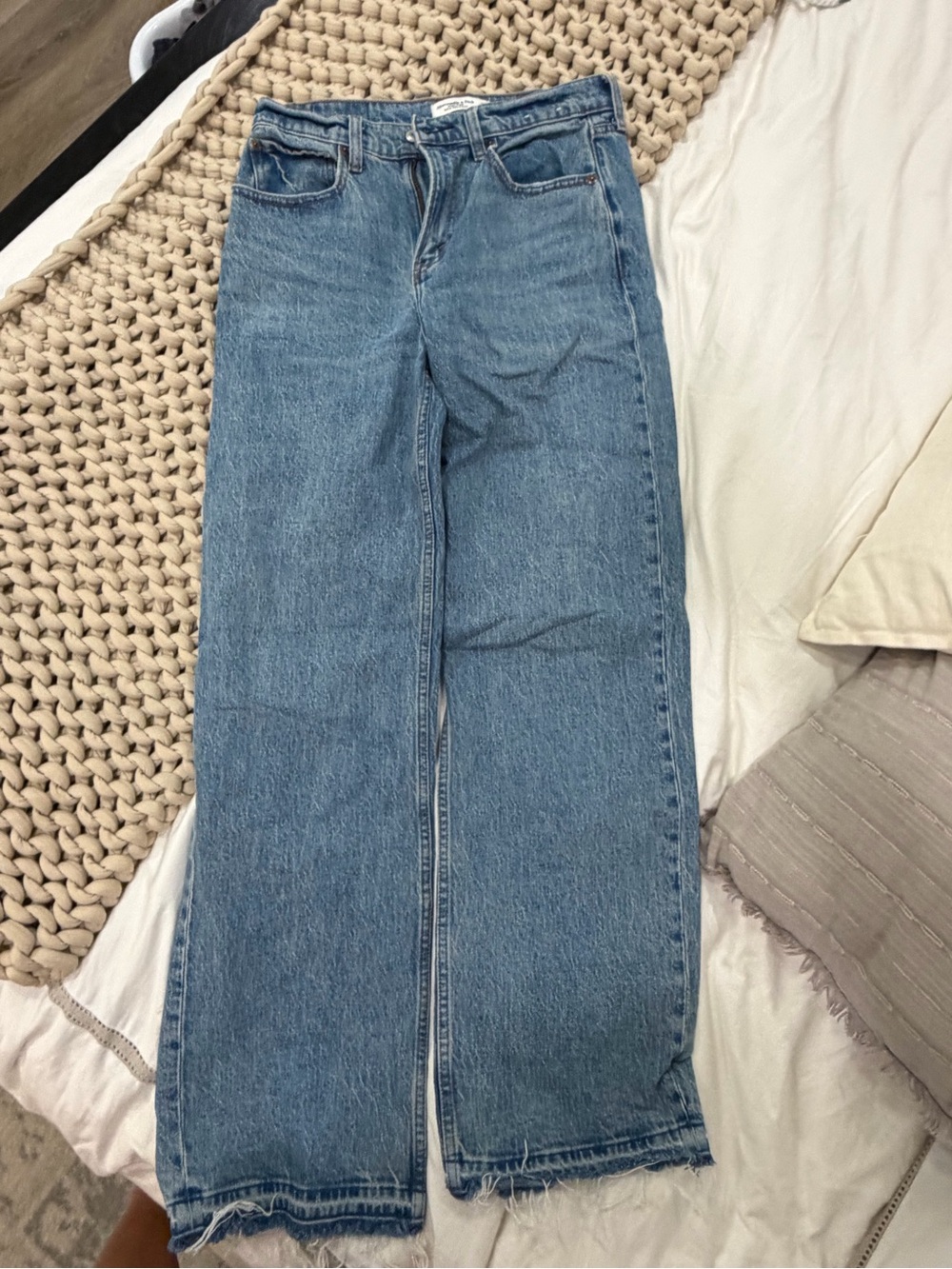 Abercrombie High Rise 90’s Relaxed Jeans in Medium Blue